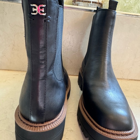 Sam Edelman lug sole waterproof Chelsea boot NWOT - Picture 2 of 3
